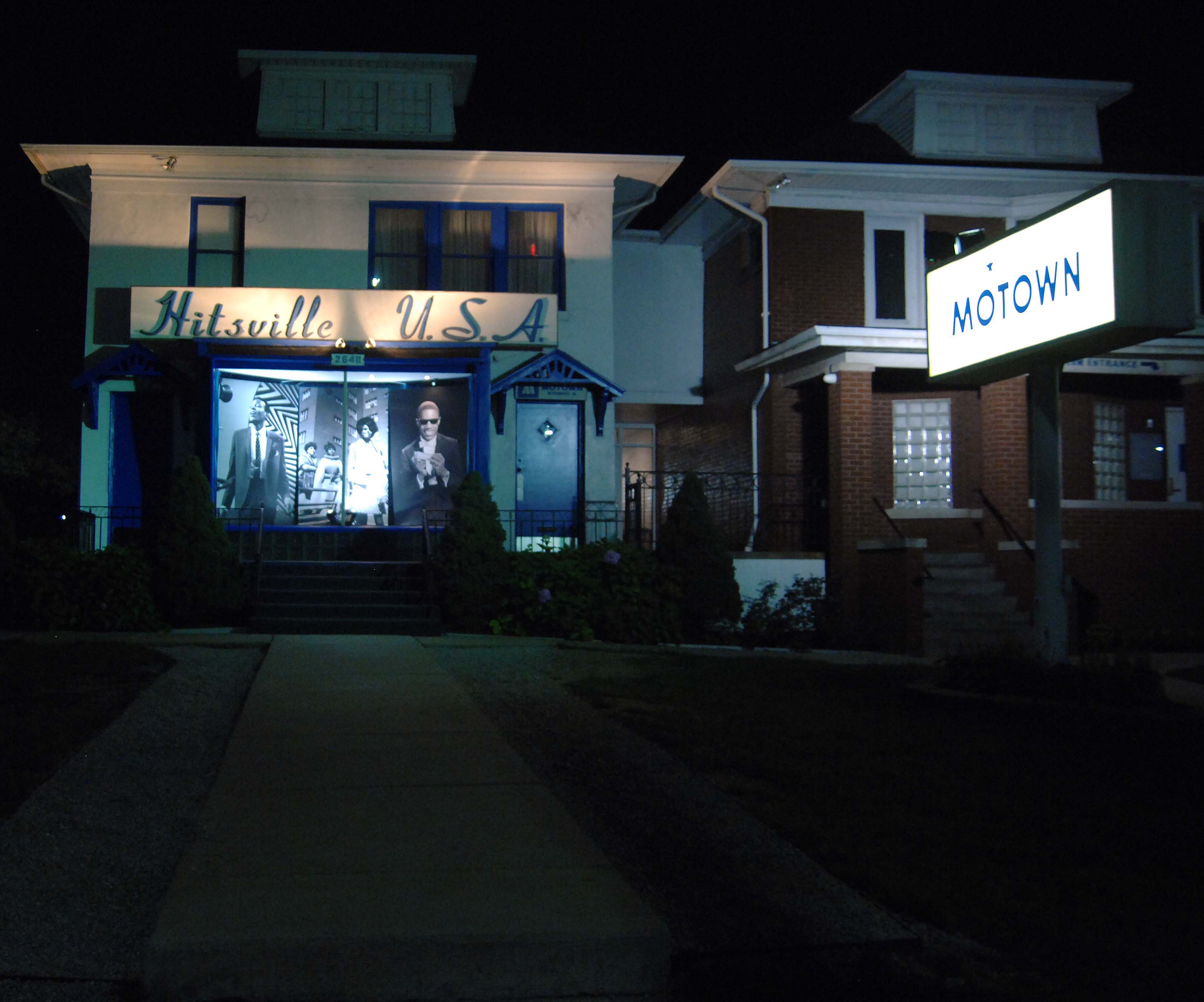 A kivilágított Hitsville U.S.A. és Motown Museum épülete este, archív felvételen