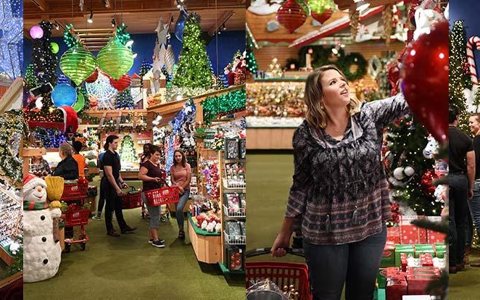 Bronner's CHRISTmas Wonderland: Bronner's store hours banner