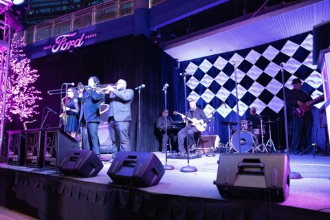 Show Ready Technologies: Band stage at the 2023 JDRF gala in Detroit