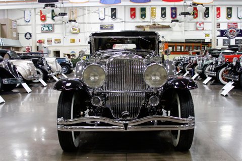 Stahls Motors & Music Experience: Front view of a 1930s luxury classic car on the museum floor among other vintage cars