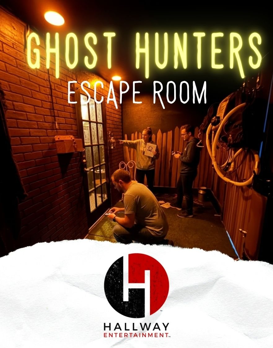 Játékosok a Ghost Hunters szoba téglafalas, deszkakerítéses díszletében, a szoba nevével és a Hallway logóval