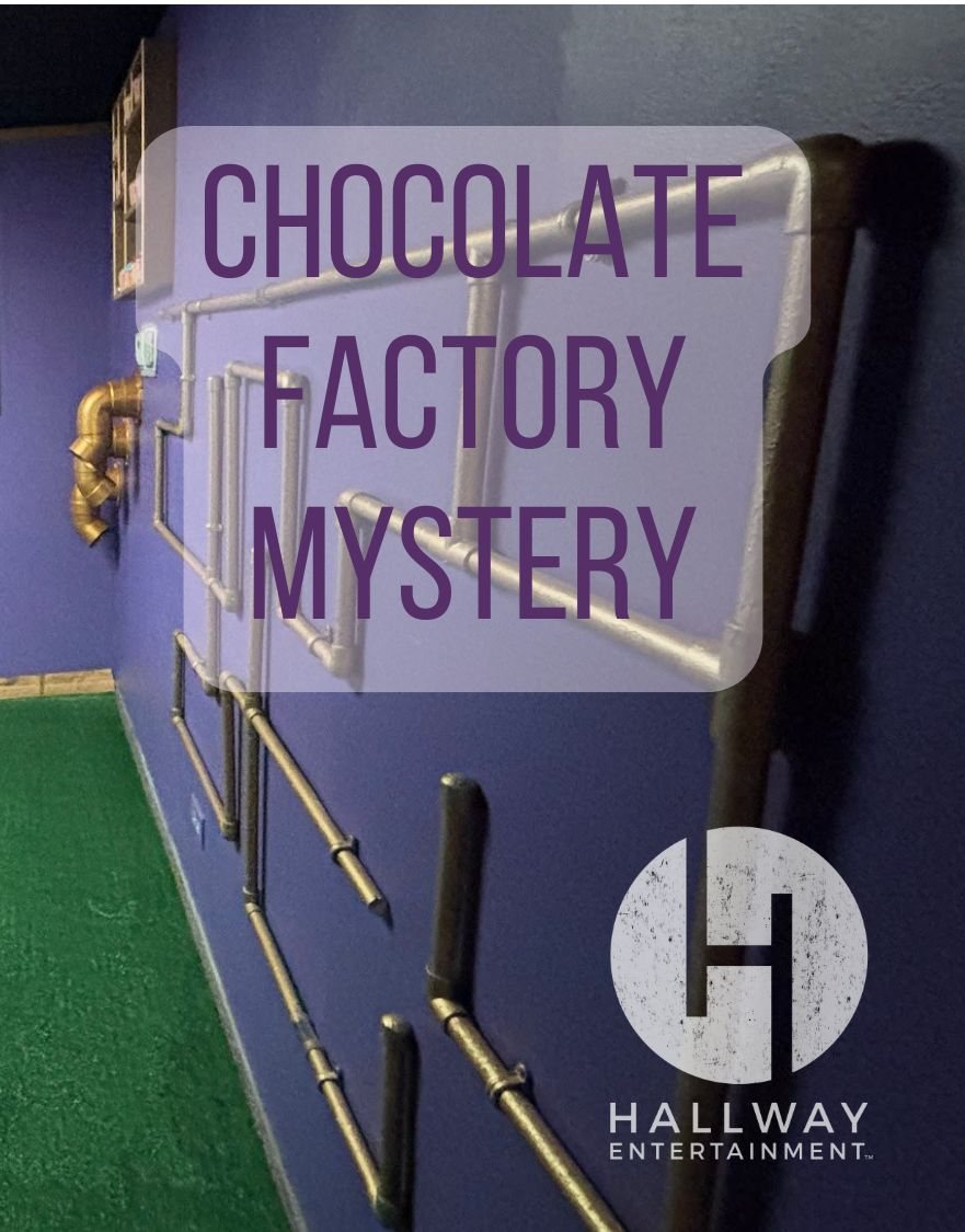 Lila falon futó festett csőrendszer zöld műfű fölött a Chocolate Factory Mystery szobában