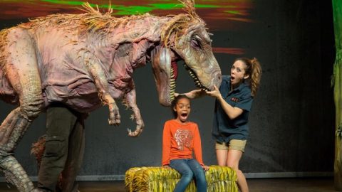 Erth's Dinosaur Zoo: egy egész dínóállatkert a Midland Center for the Arts színpadán — Szervezői kép
