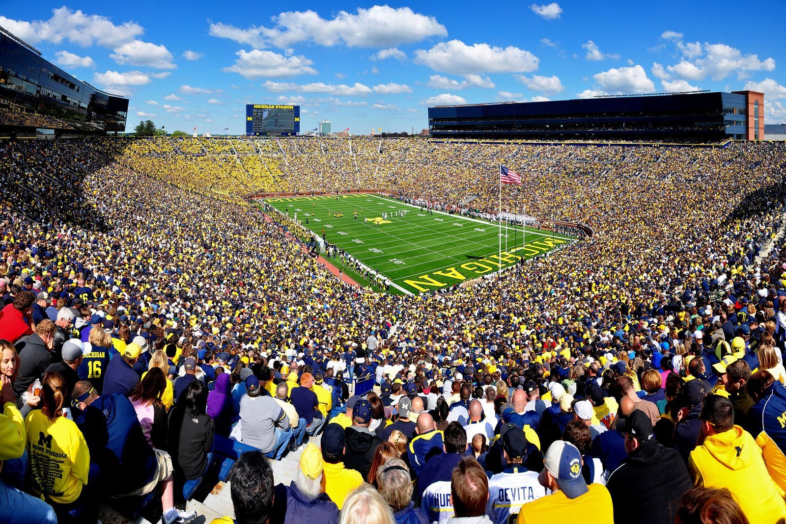 Egyetemi amerikai futball: Michigan–Indiana (Block Cancer Game, Parents Weekend | Presented by U-M Health Rogel Cancer Center) — Szervezői kép