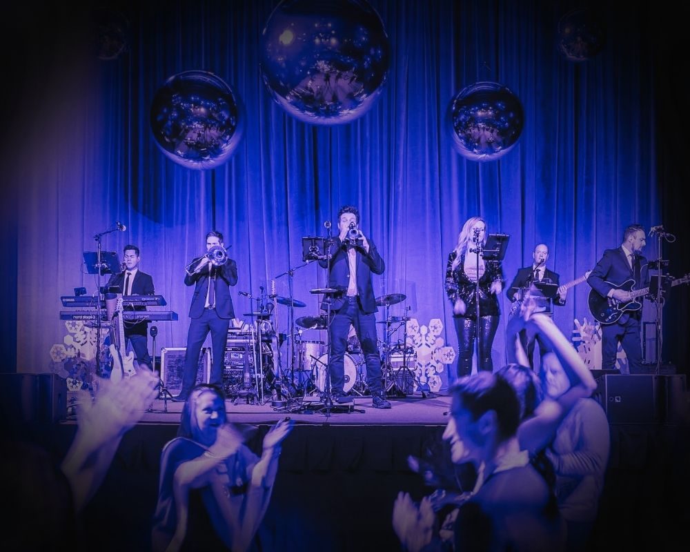 A Night Out with Brena: bulizenekar és happy hour a Frauenthal Theaterben — Szervezői kép