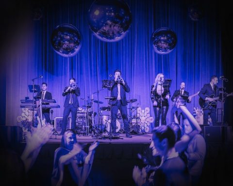 A Night Out with Brena: bulizenekar és happy hour a Frauenthal Theaterben — Szervezői kép