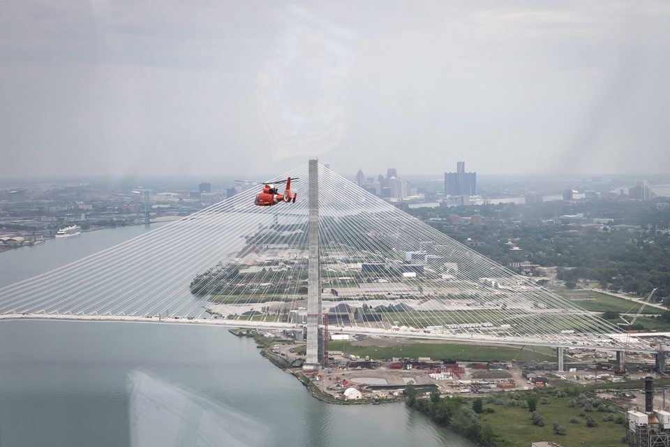 Parti őrségi helikopter a híd és a belváros fölött, 2025