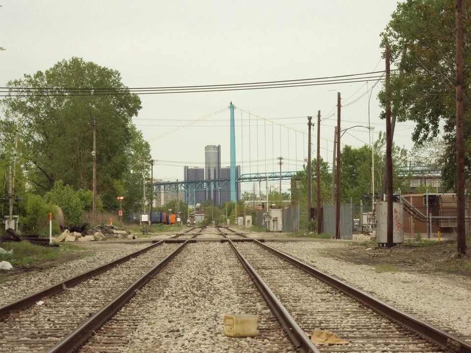 Delrayi sínek, a háttérben a belváros, 2010