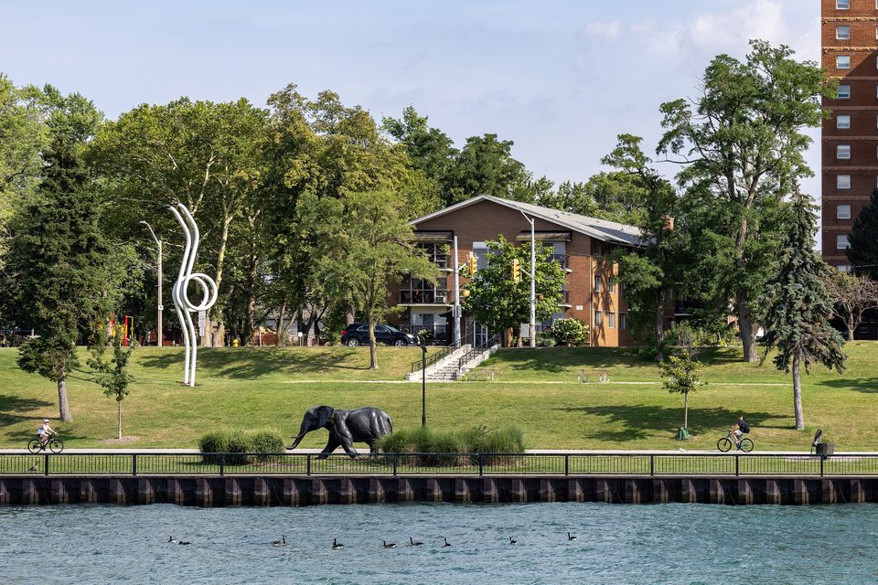 A windsori szoborpark a folyóról