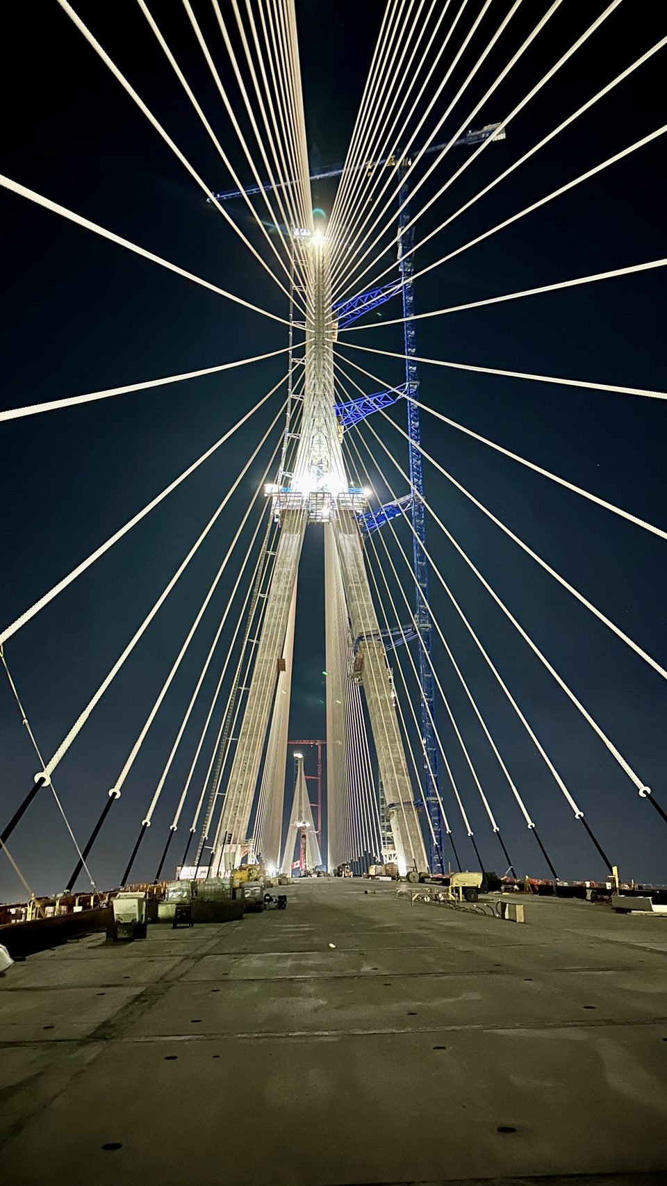 Kábelek legyezője éjjel, 2024