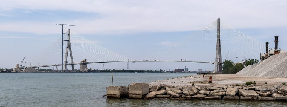 A 853 méteres fő nyílás a windsori partról