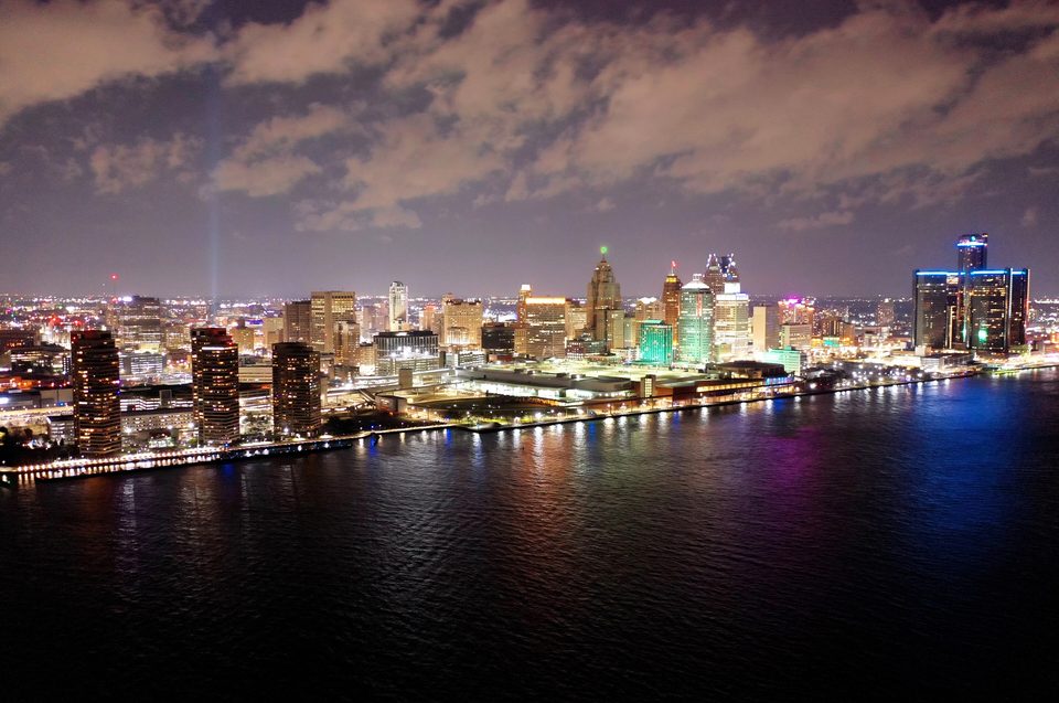 Detroit belvárosa éjjel, a Renaissance Center fényei a folyóban