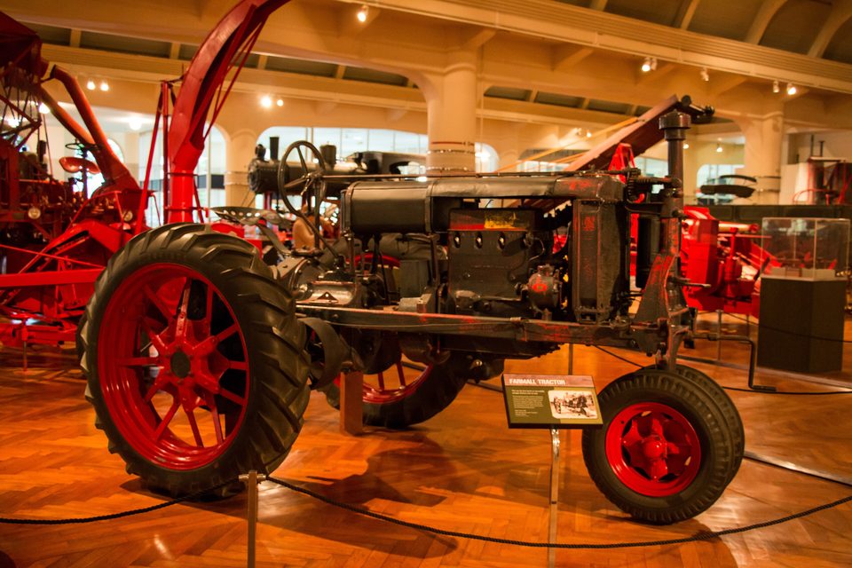Egy Farmall traktor és vörös aratógépek a múzeum Agriculture and the Environment részlegén (fotó: 2015)