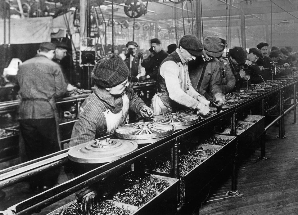 Munkások a Highland Park-i Ford-gyár első mozgó szerelősorán, ahol mágnesgyújtókat és lendkerekeket szereltek (1913)