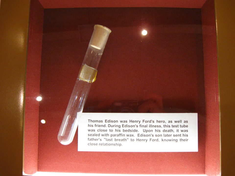 A kémcső, amely a hagyomány szerint Thomas Edison utolsó leheletét őrzi (1931): Edison fia küldte el Henry Fordnak (fotó: 2009)