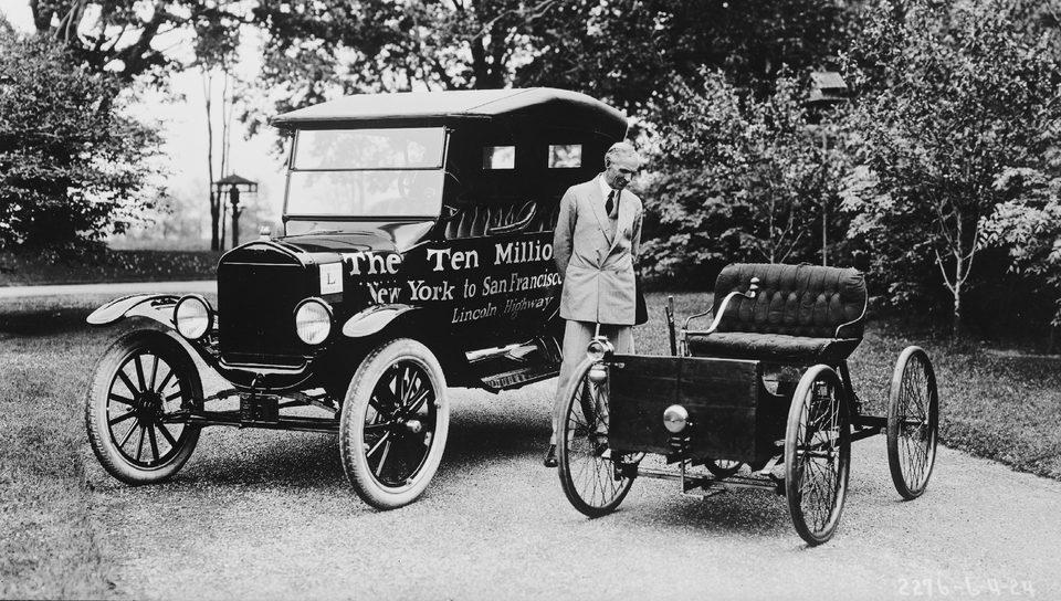 Henry Ford a tízmilliomodik Model T és az első autója, a Quadricycle között, 1924. június 4-én