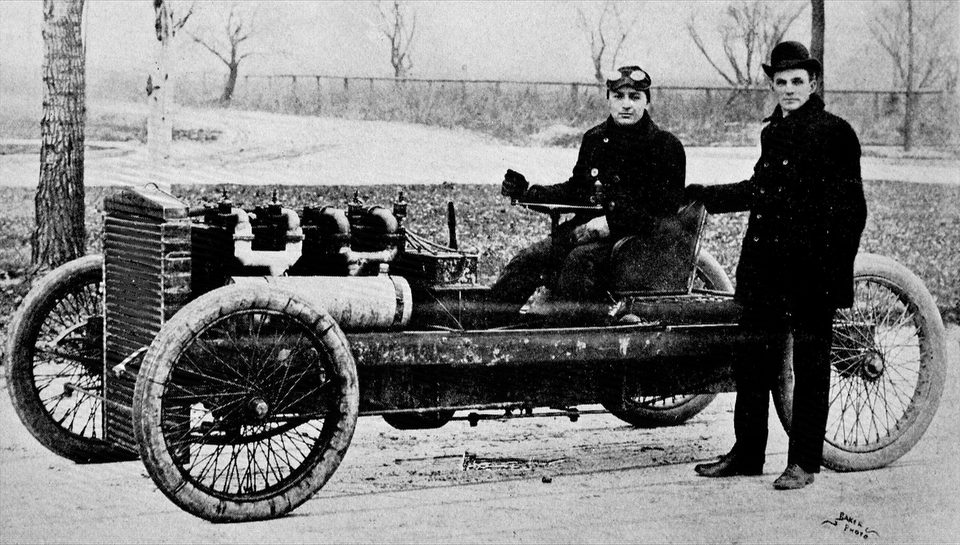 Henry Ford (állva) és Barney Oldfield a 999-es versenyautóval, 1902-ben