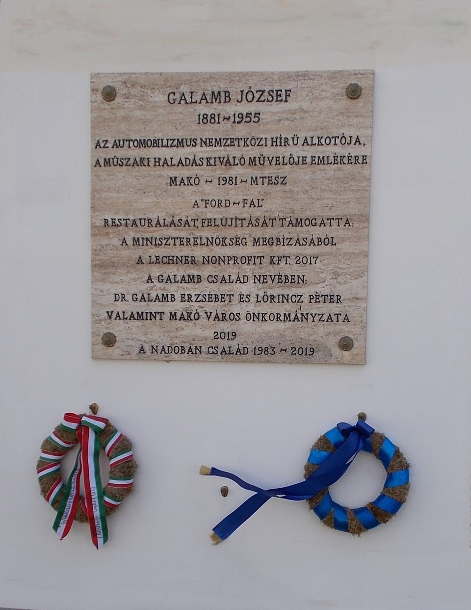 Galamb József emléktáblája a makói Ford-falon, a Galamb család egykori cégének épületén, ahol Magyarország első Ford-kereskedése működött (fotó: 2023)