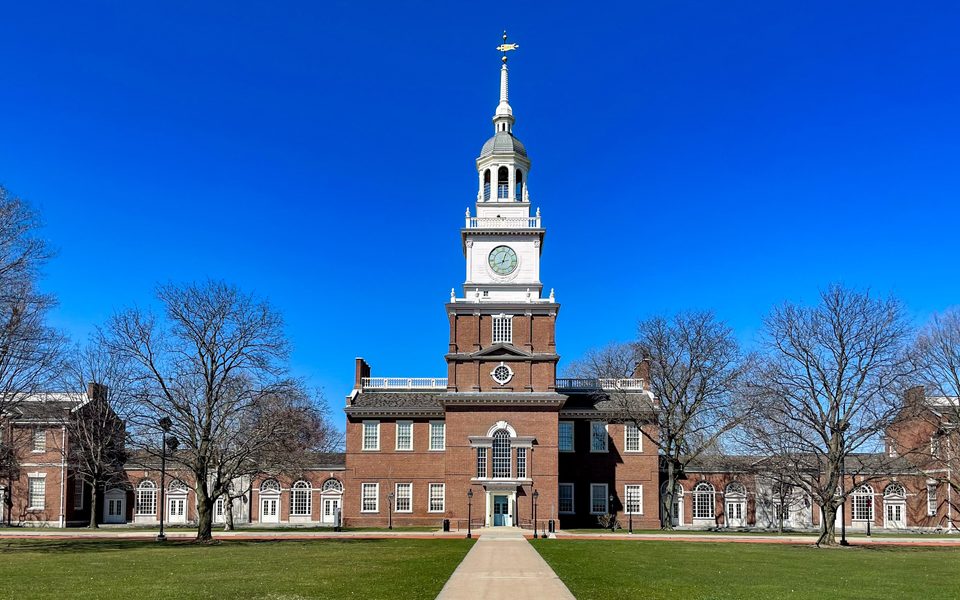 A Henry Ford Museum of American Innovation bejárata Dearbornban: az óratornyos homlokzat a philadelphiai Independence Hall mintájára épült (2024)