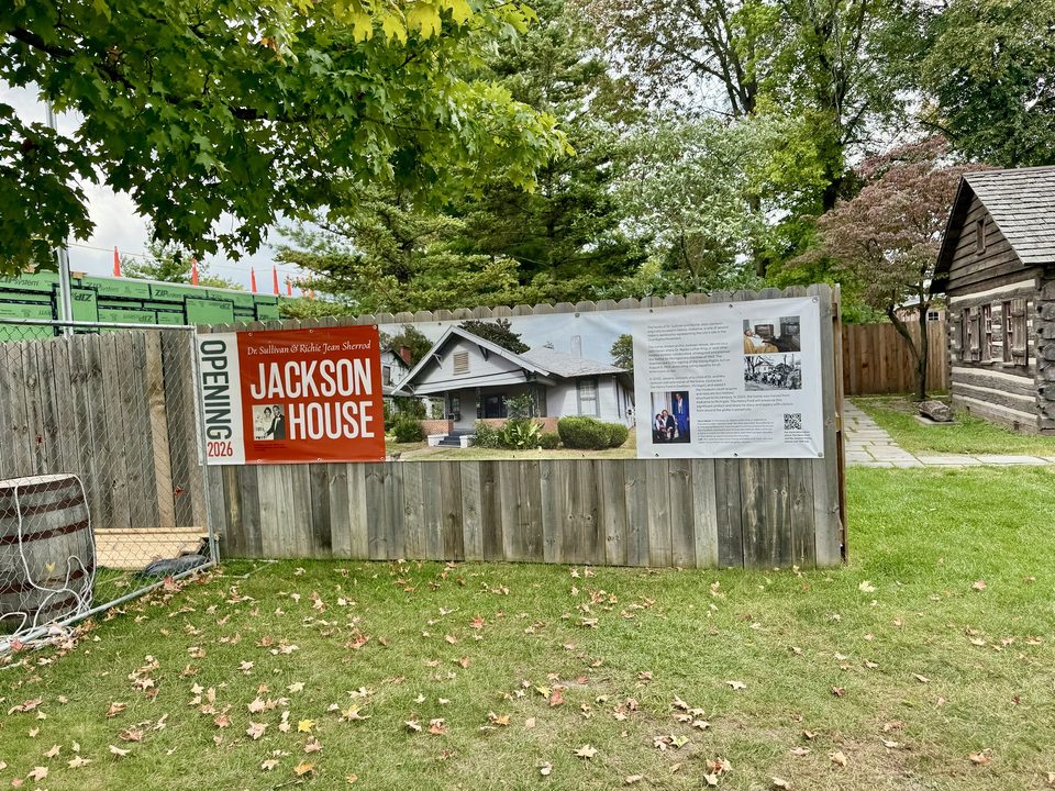 A Jackson-ház építési területe a Greenfield Village-ben 2024 szeptemberében: a kerítésen lógó molinó a selmai otthont és a 2026-os nyitást hirdeti