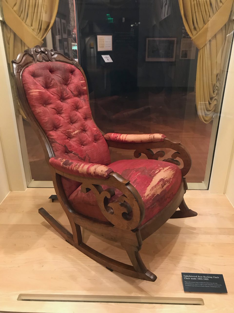 A hintaszék, amelyben Abraham Lincoln ült, amikor 1865. április 14-én a Ford’s Theatre-ben rálőttek (fotó: 2018)