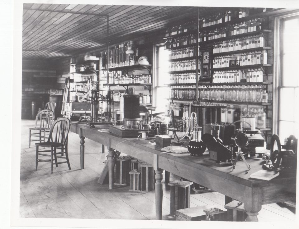 Az újraépített Menlo Park-i laboratórium belseje 1929. október 26-án, öt nappal a Light’s Golden Jubilee után