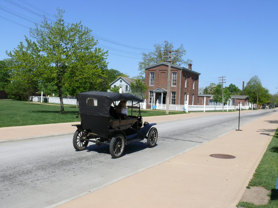 Model T-kör a Greenfield Village utcáin, 2007 májusában