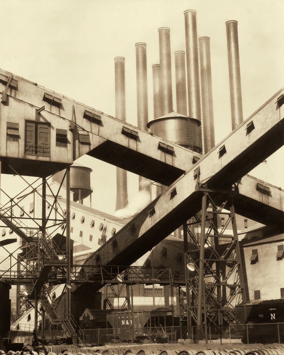Charles Sheeler híres fotója, a „Criss-Crossed Conveyors” a River Rouge gyárról (1927)