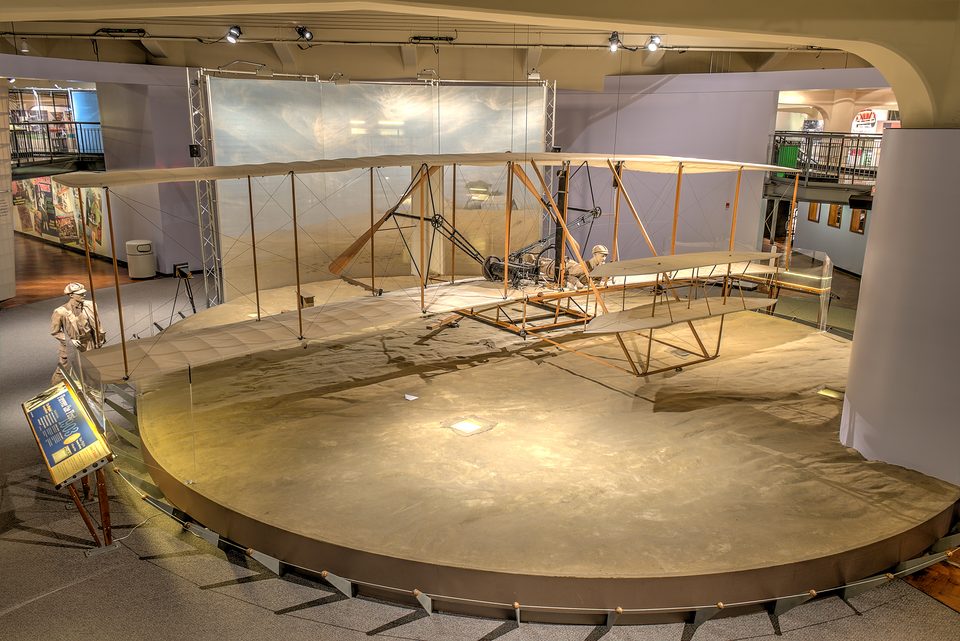 Az 1903-as Wright Flyer 2003-ban épült pontos másolata a Heroes of the Sky részlegen (fotó: 2015)