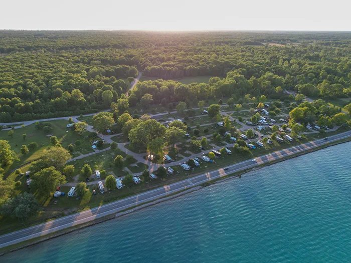Légifelvétel a folyóparti kempingről és a vízpartról