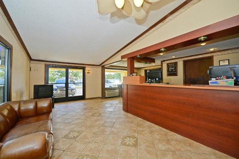 A recepció pultja a hall bőrkanapéival