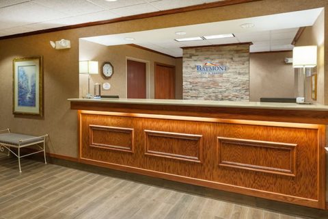 A recepció fapulttal és kőburkolatú falon a Baymont felirattal