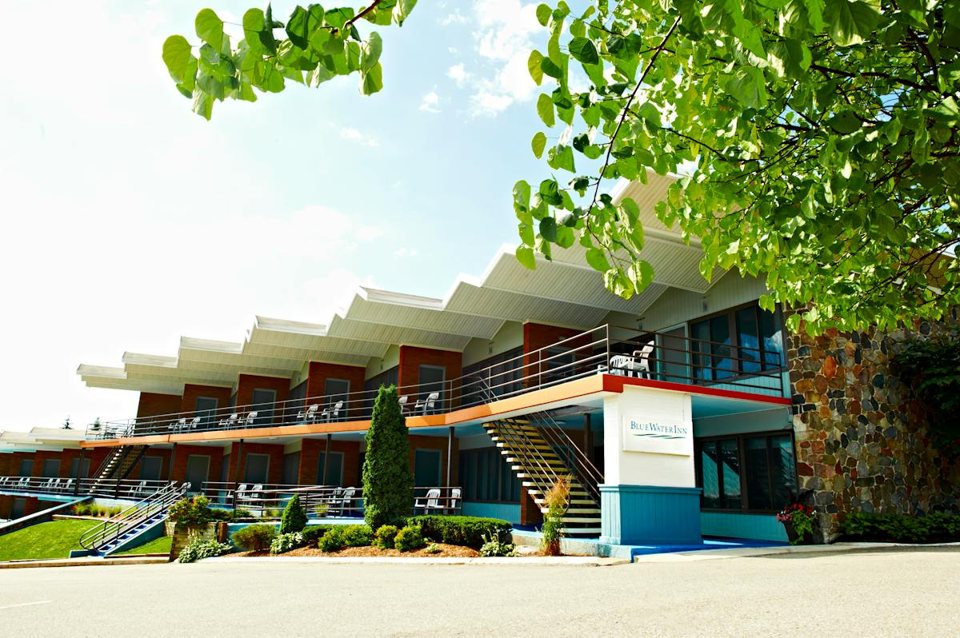 A szálloda hosszú, cikcakkos tetejű épülete erkélyekkel és Blue Water Inn felirattal