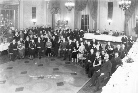 Fekete-fehér csoportkép egy 1934. decemberi karácsonyi partiról a szálloda csillárokkal díszített báltermében