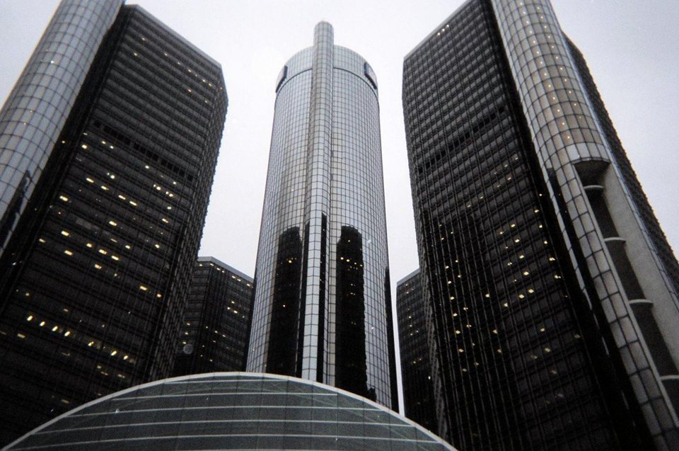 A Renaissance Center üvegtornyai alulról nézve, középen a szálloda hengeres főtornyával