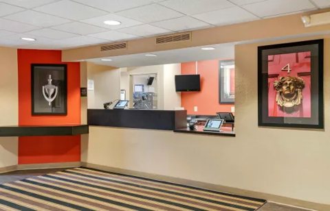 Recepció piros fallal és bekeretezett képekkel