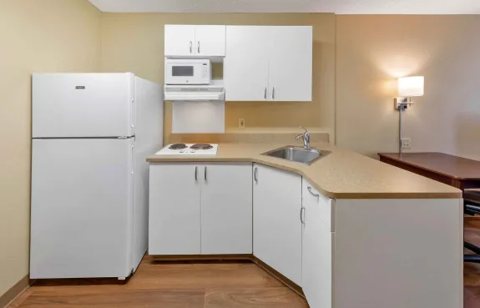 The in-room kitchenette with refrigerator and microwave