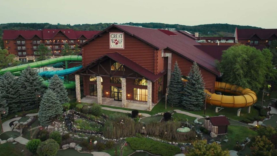 A Great Wolf Lodge rönkház stílusú épülete csúszdákkal és kerttel alkonyatkor