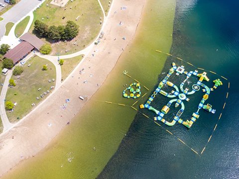 Madártávlati kép a strandról és a vízi játszóelemekről