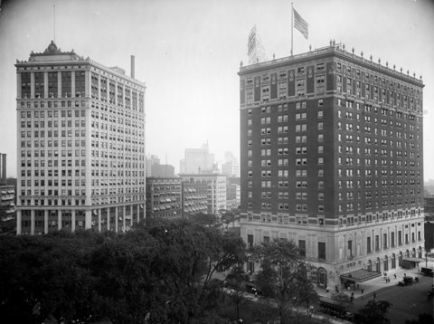 Fekete-fehér fotó a Whitney épületről és a Statler Hotelről az 1910-es vagy 1920-as évekből