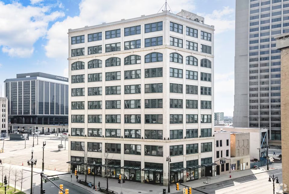The hotel's ten-storey white terra cotta corner building along Michigan Avenue