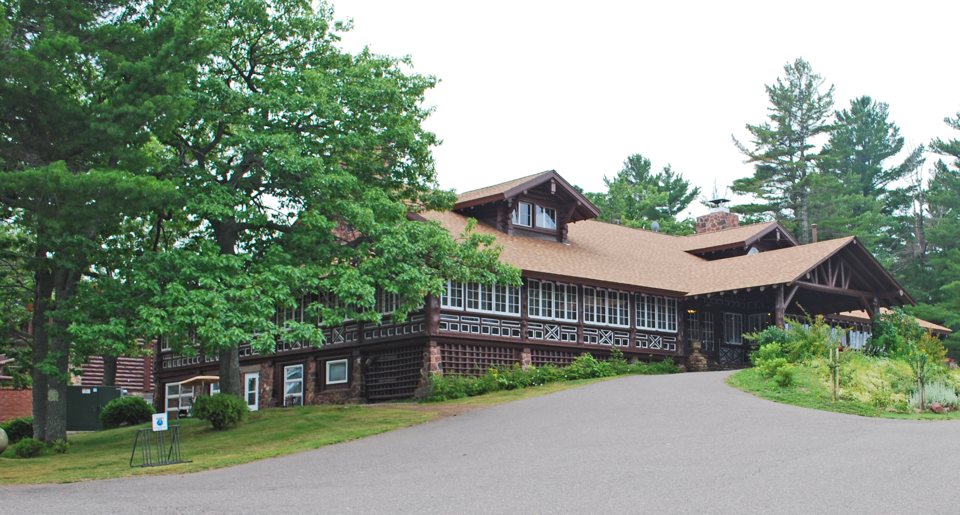 A Keweenaw Mountain Lodge rönkfalú főépülete fák között