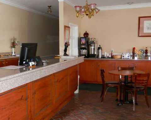 A recepció és a reggelizőtér pultja