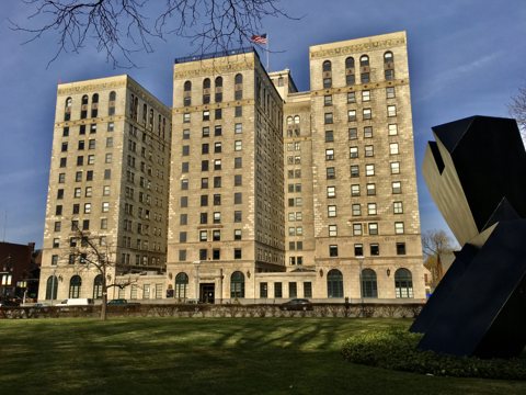 A Park Shelton homlokzata a Detroit Institute of Arts melletti pázsitról, előtérben egy fekete szoborral, 2020-ban