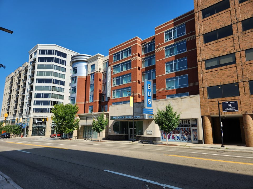 A hatemeletes Residence Inn téglahomlokzata a West Huron Streeten, Ann Arborban