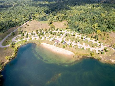 Légi felvétel a tóról és a kemping strandjáról