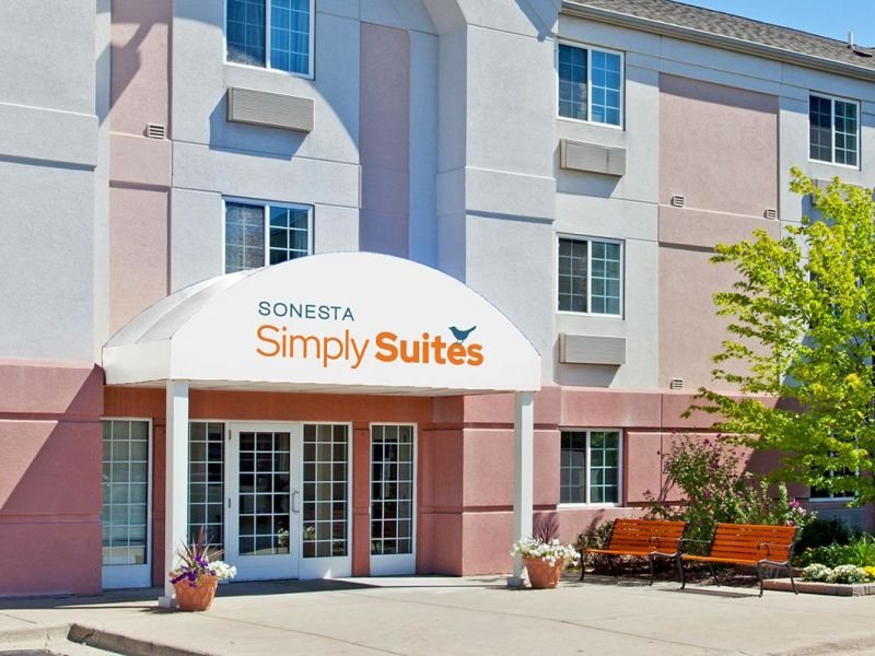 A szálloda bejárata a Sonesta Simply Suites feliratú előtetővel