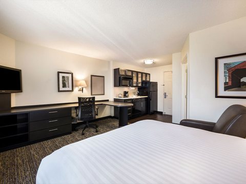 Suite with a bed and work desk