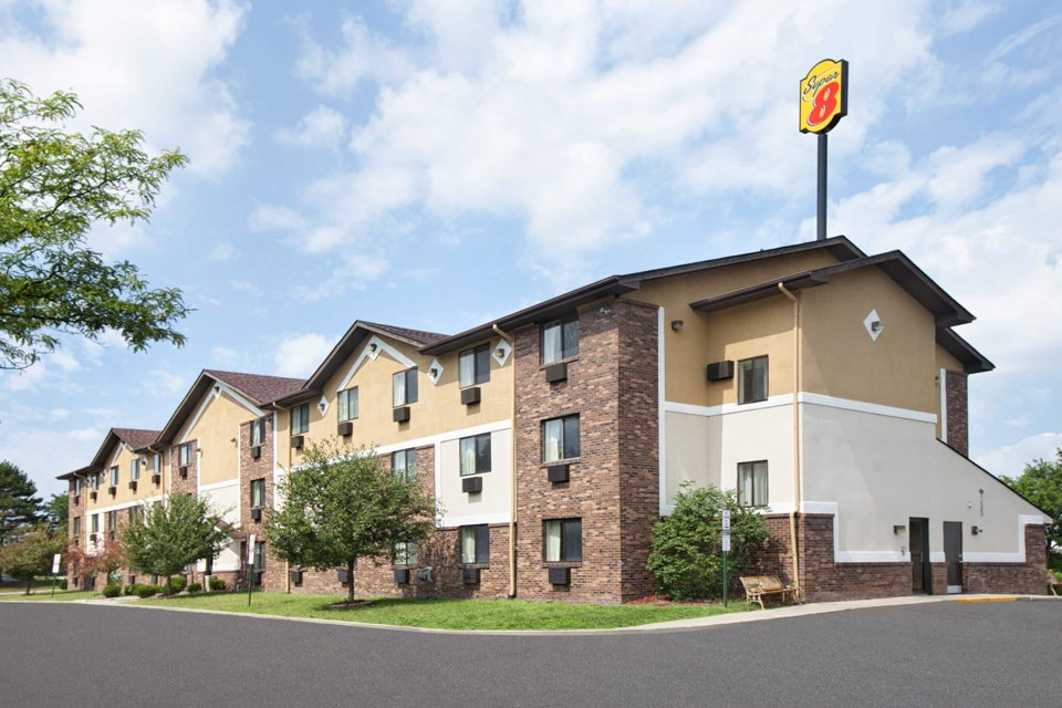 The three-storey Super 8 hotel facade with its tall Super 8 sign