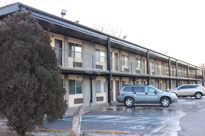 A motel kétszintes épülete és a parkoló